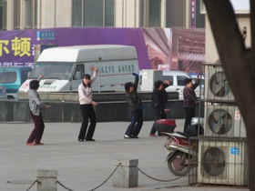les chinois sont déjà en train de faire leur gym matinale les chinois sont déjà en train de faire leur gym matinale