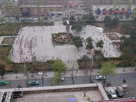 Vue depuis notre chambre d'hôtel (les chinois font leur gym dès le matin !!) Vue depuis notre chambre d'hôtel (les chinois font leur gym dès le matin !!)