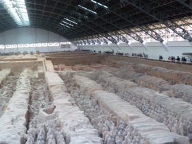 et son armée de terre cuite : une fosse de 14000 mètres carrés ... et son armée de terre cuite : une fosse de 14000 mètres carrés ...
