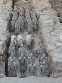 contenant plus de 6000 statues de guerriers en ordre de marche contenant plus de 6000 statues de guerriers en ordre de marche