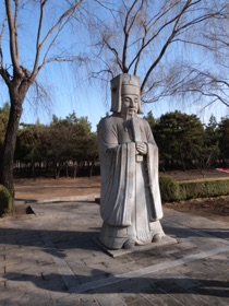 la Voie Sacrée bordée de statues sculptées dans un seul bloc de marbre la Voie Sacrée bordée de statues sculptées dans un seul bloc de marbre
