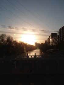 coucher de soleil sur un canal coucher de soleil sur un canal