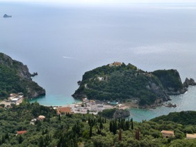 vue sur le monast&egrave;re en haute de la colline