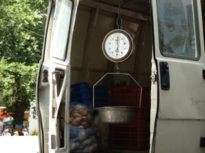un marchand ambulant qui sillonne les routes et les villages recul&eacute;s &hellip;.