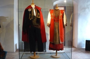 Collection de costumes anciens au mus&eacute;e ethnographique de la ville
