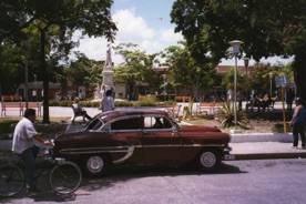HOLGUIN : le Parque Marti avec sa statue