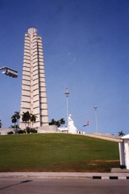 Dominant l'extr&eacute;mit&eacute; sud de la place, le monument &agrave; Jos&eacute; Marti se dresse sur 142 m. Au pied une statue de 18 m du h&eacute;ros cubain assis