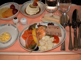 plateau repas (1&egrave;re classe) dans l'avion d'Emirates qui nous am&egrave;ne au Sri Lanka (2003)