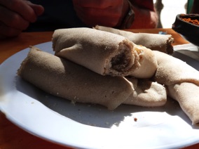 injera : cr&ecirc;pe &eacute;paisse &agrave; base de farine de teff ou de millet