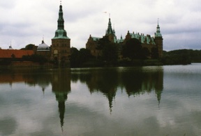 FREDERIKSBORG
le château royal construit dans le style Renaissance de 1602 à 1620 FREDERIKSBORG
le château royal construit dans le style Renaissance de 1602 à 1620