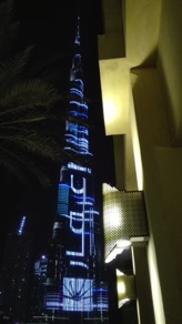 et maintenant le spectacle donn&eacute; sur Burj Khalifa lors du passage &agrave; l'an 2018