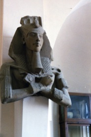 Aménophis IV, devenu Akhénaton, est monté sur le trône à 16 ans. Aménophis IV, devenu Akhénaton, est monté sur le trône à 16 ans.