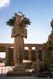 le roi Pinedjem,
statue haute de 15 m. le roi Pinedjem,
statue haute de 15 m.