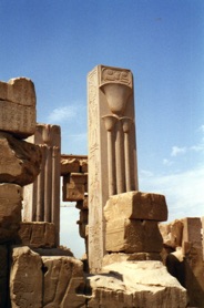 Colonnes présentant les fleurs symboles de la Haute et Basse Egypte. Colonnes présentant les fleurs symboles de la Haute et Basse Egypte.