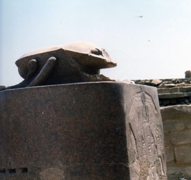Scarabée de granit consacré au dieu solaire. Scarabée de granit consacré au dieu solaire.