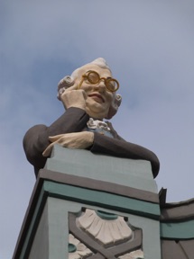 il est en haut de la maison de gauche !