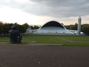 Amphith&eacute;&acirc;tre LAULUVALJAK des ann&eacute;es 1960 peut accueillir jusqu'&agrave; 30.000 chanteurs sur sc&egrave;ne