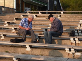 Joueurs d'&eacute;checs au coucher du soleil ...