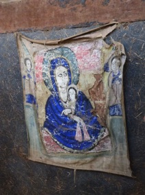 de nombreuses repr&eacute;sentations religieuses d&eacute;corent les murs
