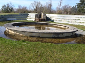 le bassin, les gradins et la fontaine