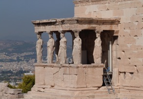 les caryatides, colonnes en forme de femmes, sur le portique des Kor&eacute;s