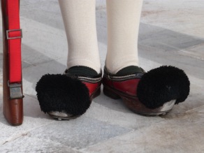 aux chaussures typiques !!