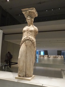 les caryatides ont &eacute;t&eacute; plac&eacute;es dans le mus&eacute;e pour &eacute;viter leur d&eacute;gradation par la pollution