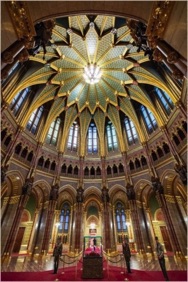 salle de la Couronne avec son imposant lustre