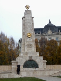 Place de la Libert&eacute; avec son ob&eacute;lisque glorifiant les lib&eacute;rateurs sovi&eacute;tiques