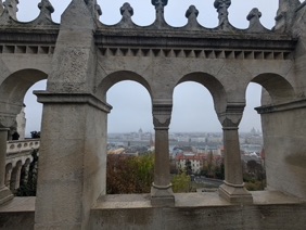 long de 140m  les 7 tourelles sont reli&eacute;es par un chemin de ronde avec fen&ecirc;tres et balcons