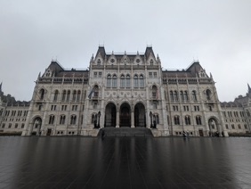 la vaste esplanade