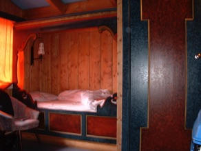 une partie de notre chambre : lit alc&ocirc;ve