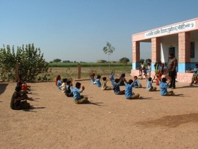Arrêt dans une école pour distribuer divers objets rapportés de France Arrêt dans une école pour distribuer divers objets rapportés de France