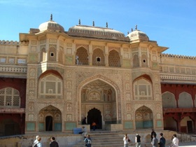 Ganesh Pol : porte monumentale recouverte de fresques Ganesh Pol : porte monumentale recouverte de fresques