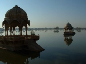 Lac Gadisar sur lequel se trouvent de nombreux temples et oratoires Lac Gadisar sur lequel se trouvent de nombreux temples et oratoires