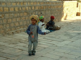 Ces enfants nous chantent "Frère Jacques" en français pour obtenir une obole Ces enfants nous chantent "Frère Jacques" en français pour obtenir une obole