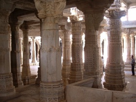 à l'intérieur 1440 piliers dont aucun n'est identique à l'intérieur 1440 piliers dont aucun n'est identique