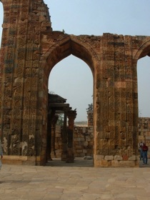 dominée par un splendide portail rappelant les monuments de Perse dominée par un splendide portail rappelant les monuments de Perse