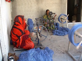Femmes filant dans un recoin de maison Femmes filant dans un recoin de maison