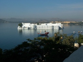 Lake Palace Hotel dans lequel de nombreuses personnalités ont séjourné Lake Palace Hotel dans lequel de nombreuses personnalités ont séjourné