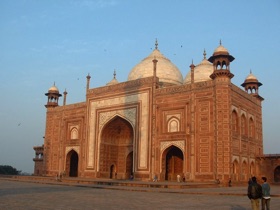la mosquée qui servait à abriter les pèlerins venus rendre hommage la mosquée qui servait à abriter les pèlerins venus rendre hommage