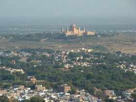 au loin l'Umaid Bhawan Palace construit entre 1928 et 1943 au loin l'Umaid Bhawan Palace construit entre 1928 et 1943