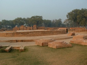 SARNATH : ensemble de ruines d'un monastère SARNATH : ensemble de ruines d'un monastère