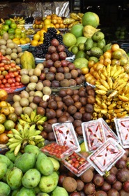 avec de nombreux fruits