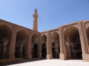avec son minaret en pisé avec son minaret en pisé