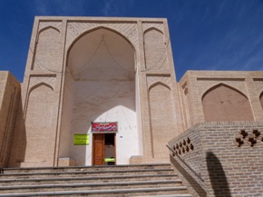 ABARKUH :
mosquée millénaire en terre ABARKUH :
mosquée millénaire en terre