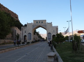 SHIRAZ, ville des poètes
La porte du Coran SHIRAZ, ville des poètes
La porte du Coran