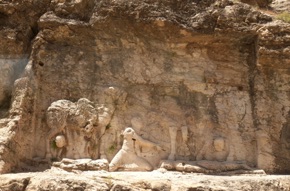 Bas relief représentant l'investiture du roi sassante Shapur 1 Bas relief représentant l'investiture du roi sassante Shapur 1