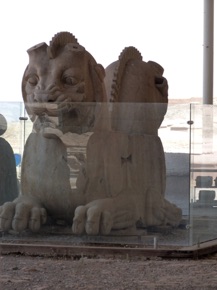 chapiteau de colonne à protomé de lion chapiteau de colonne à protomé de lion
