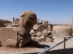 Tête de lion et base campaniforme de colonne Tête de lion et base campaniforme de colonne